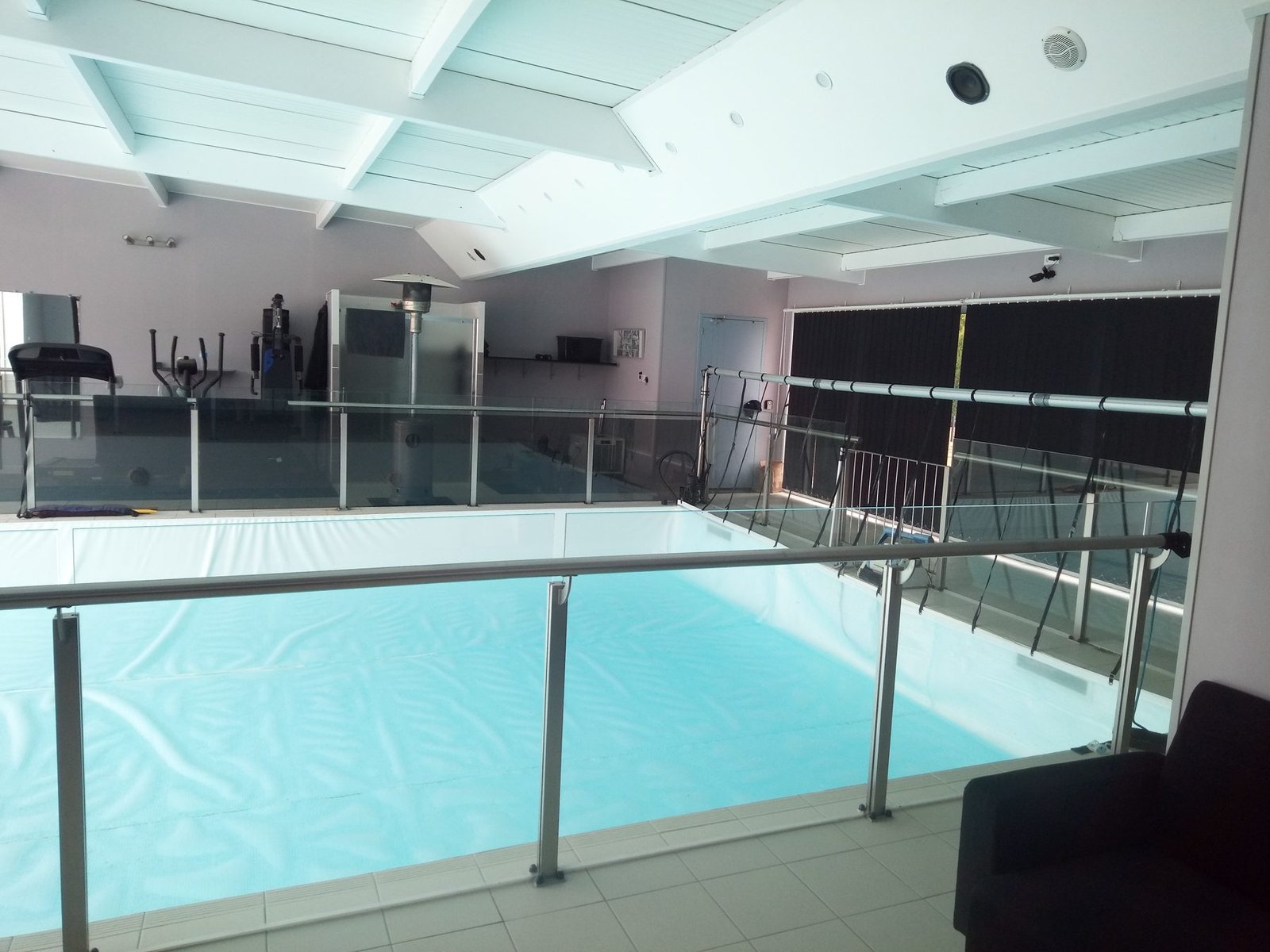 Piscine intérieure chauffée du Domaine des Collines